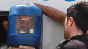 Polis, Toma'daki suya kimyasal madde katarken